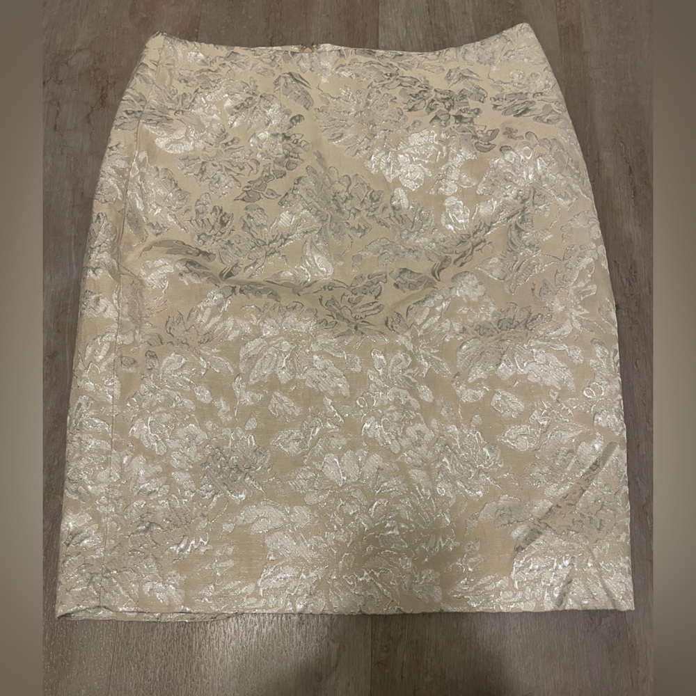 NWOT Forever 21 Women’s Ivory and Silver Floral Jacquard Pencil Skirt Size 6